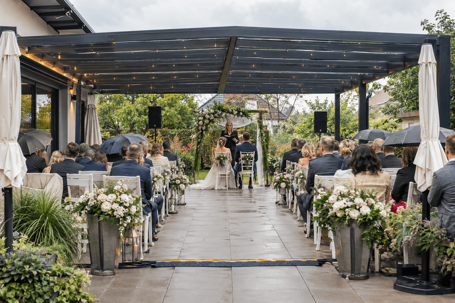 Wetterfeste freie Trauung mit überdachten Sitzplätzen, festen Wegen und sicherer Technik